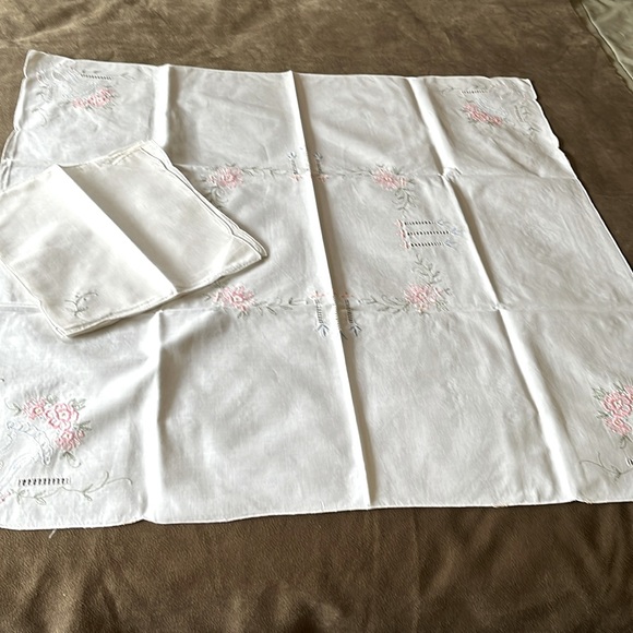 NWOT Embroidered Tea Size Tablecloth and 6 Napkins from Italy - Picture 1 of 8